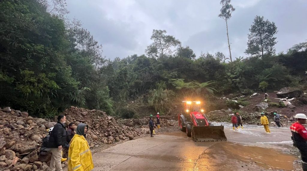 Badan Jalan Tertutup Longsor, GeoDipa Bersama Instani Lain Bersihkan ...