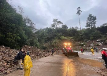 Badan Jalan Tertutup Longsor, GeoDipa Bersama Instani Lain Bersihkan Turunkan Alat Berat