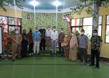 PNS Pemkot Bandung (berbaju batik) saat melakukan studi banding Kebun Binatang Surabaya (KBS), Selasa, 19 Juli 2022. Tampak hadir dalam acara tersebut dari Taman Safari Indonesia John Sumampau (baju putih), dan Direktur KBS. foto : istimewa.