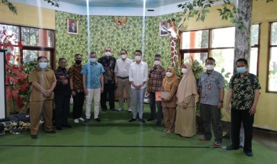 PNS Pemkot Bandung (berbaju batik) saat melakukan studi banding Kebun Binatang Surabaya (KBS), Selasa, 19 Juli 2022. Tampak hadir dalam acara tersebut dari Taman Safari Indonesia John Sumampau (baju putih), dan Direktur KBS. foto : istimewa.