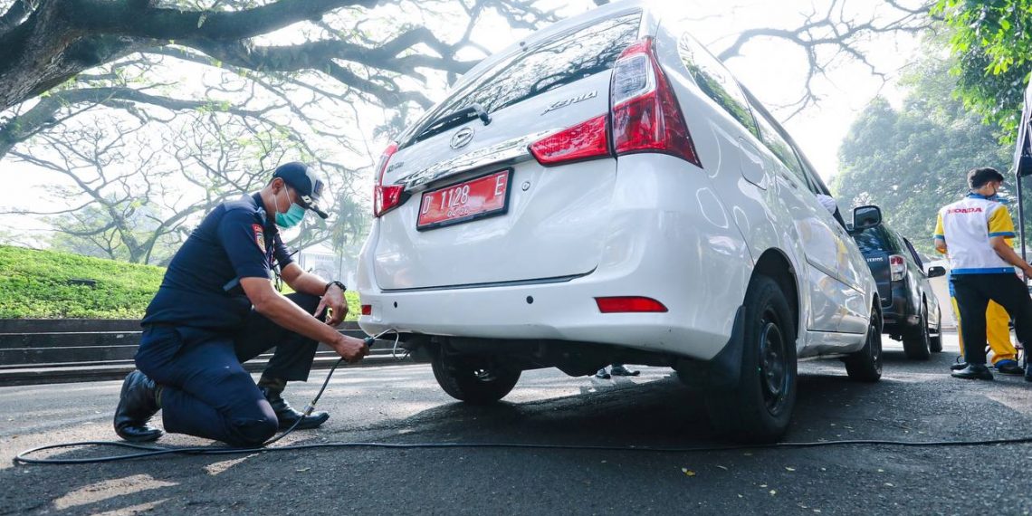 Tanpa Stiker Ini, Mobil Tak Boleh Masuk Balai Kota Bandung