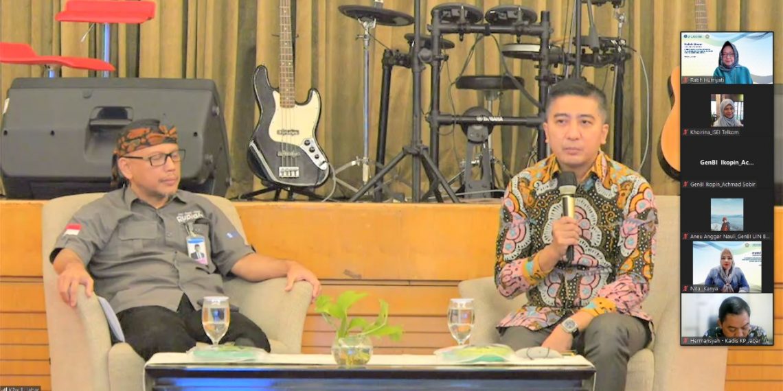 Kepala Perwakilan Bank Indonesia Provinsi Jawa Barat, Herawanto, Kepala Perwakilan BI Cirebon, Hestu Wibowo dan Ketua ISEI Cabang Bandung Prof. Martha Fani Cahyandito paparkan kondisi perekonomian jabar saat ini.