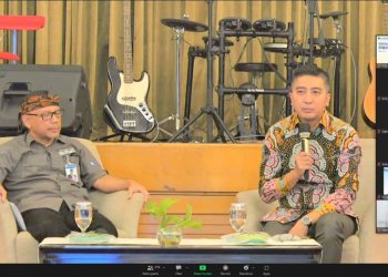 Kepala Perwakilan Bank Indonesia Provinsi Jawa Barat, Herawanto, Kepala Perwakilan BI Cirebon, Hestu Wibowo dan Ketua ISEI Cabang Bandung Prof. Martha Fani Cahyandito paparkan kondisi perekonomian jabar saat ini.