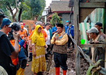 Pak Uu menyerahkan bantuan untuk penanggulangan bencana di Kabupaten Garut