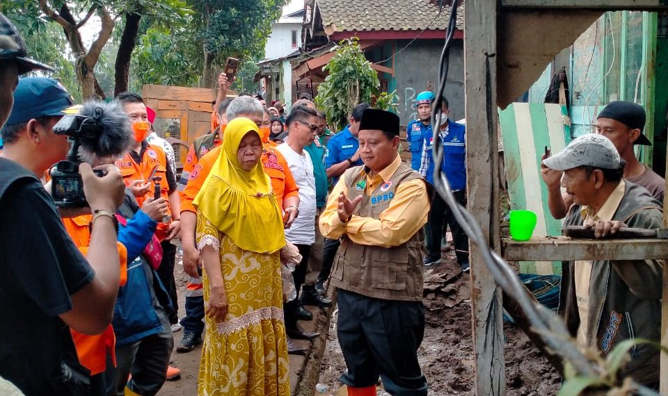 Pak Uu menyerahkan bantuan untuk penanggulangan bencana di Kabupaten Garut
