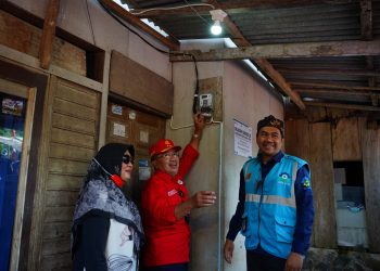 77 Tahun Menunggu, 4 Kampung Terpencil Ini Mulai Nikmati Listrik