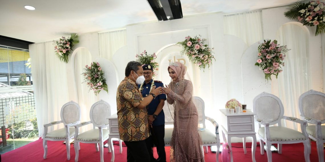 Iis dan Budi Jadi Klien Pertama Nikah di Mal Pelayanan Publik