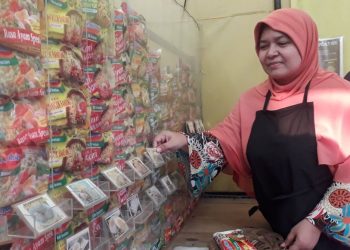 Diana Indah Agustin Pemilik warung mie instan only you and mie Jalan Rajawali Bandung merasa gundah dengan rencana kenaikan harga mie instan.