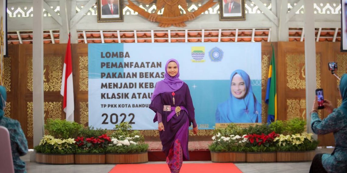 Pakaian Bekas Jadi Kebaya Baru ? Ini Kreasi Terbaru Ibu-Ibu Kota Bandung