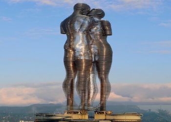 Monumen Bergerak Ali dan Nino Simbol Cinta Beda Agama