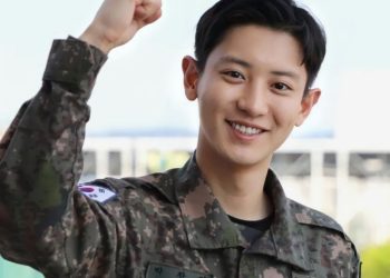 Resmi Menyelesaikan Wamil, Chanyeol EXO disambut baik para penggemar.