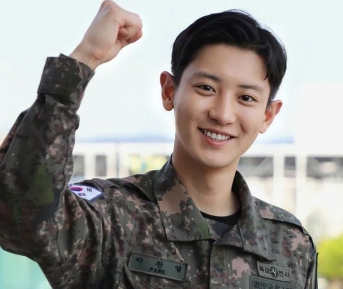 Resmi Menyelesaikan Wamil, Chanyeol EXO disambut baik para penggemar.