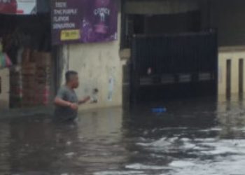 Sempat Landa Cimahi, Warga Bersihkan Sisa Material Banjir