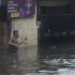 Sempat Landa Cimahi, Warga Bersihkan Sisa Material Banjir