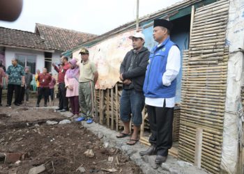 Wagub Jabar Sambangi Undang yang Rumahnya Dirobohkan Rentenir