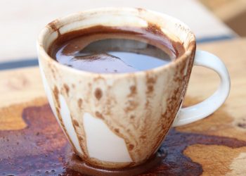 ilustrasi harga kopi seduh renceng ikut naik akibat imbas kenaikan BBM. Foto (