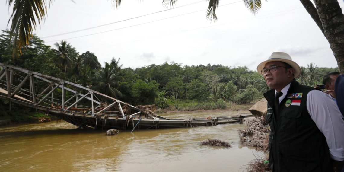 Ridwan Kamil Kunjungi Warga Terdampak Banjir di Lebak Salurkan bantuan kemanusiaan dari Bank bjb Rp500 juta