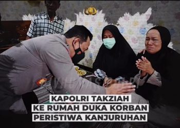 Kapolri kunjungi rumah duka korban kericuhan di Stadion Kanjuruhan (3/10/2022). (Instagram/divisihumaspolri)