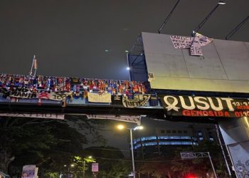 Aremania Gantung Syal dan Tuntut Usut Tuntas Tragedi Kanjuruhan