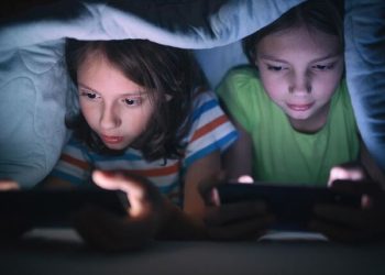 Berbahaya! Tak Baik Bermain Gadget Terus Menerus