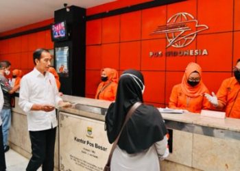 Jokowi Serahkan BLT dan BSU di Kota Bandung