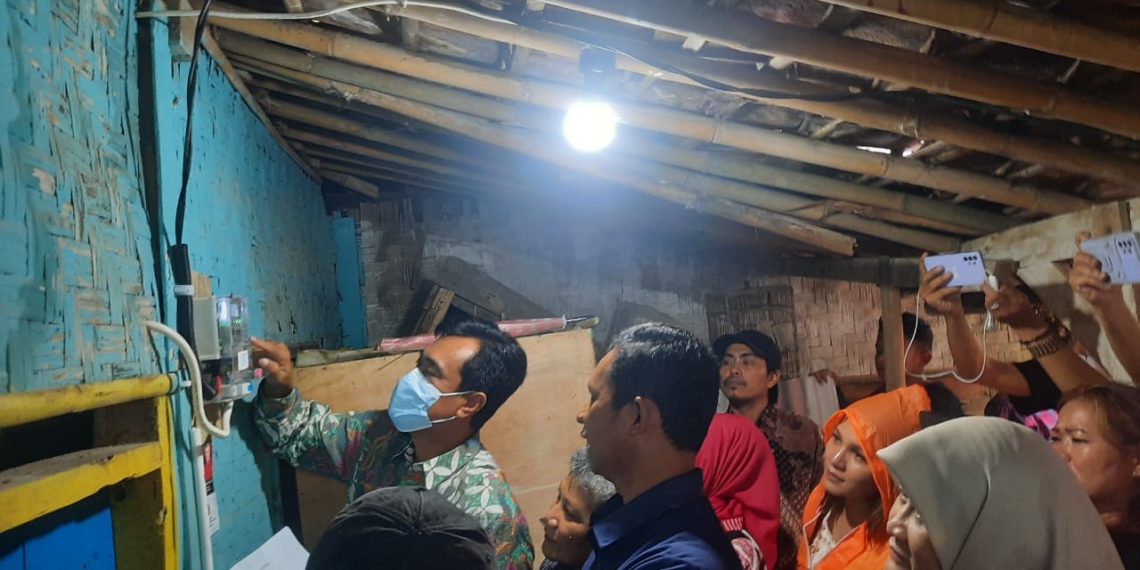 1.678 Rumah Tangga Tak Mampu di Kabupaten Sukabumi Dapat Bantuan Pasang Baru Listrik Gratis