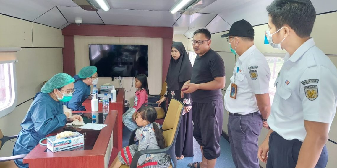 KAI Salurkan Bantuan dan Operasikan Rail Clinic di Stasiun Cianjur