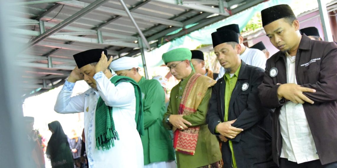 Uu Ruzhanul Lakukan Salat Gaib untuk Korban Gempa Cianjur