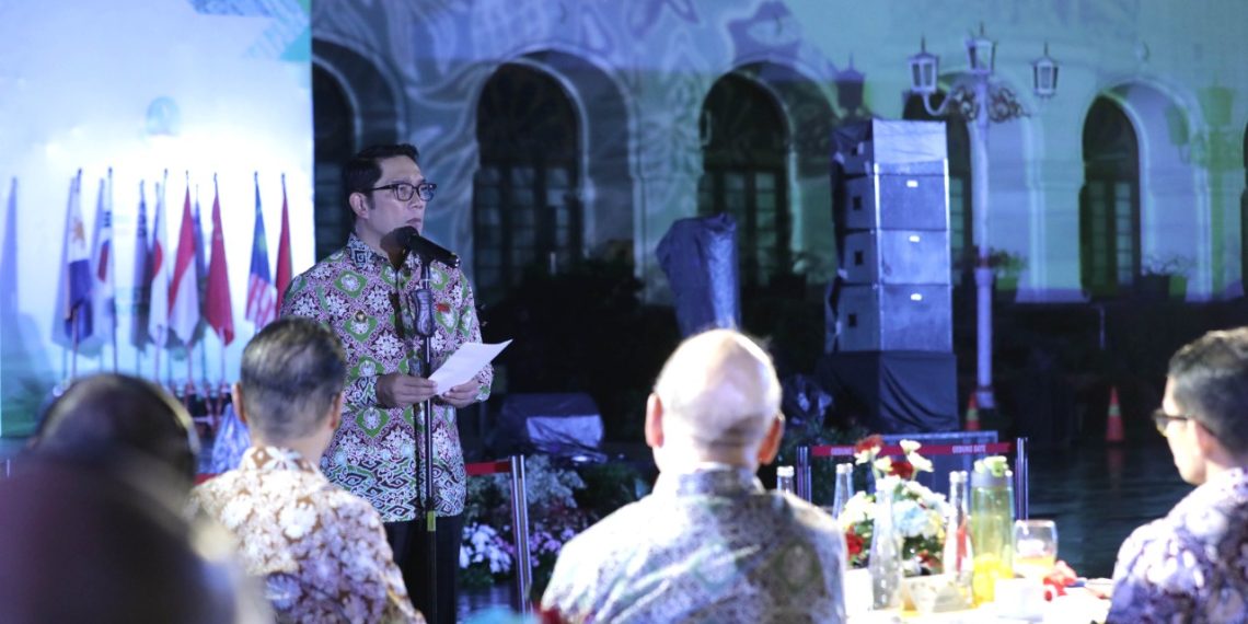 Peserta Kongres Pemerintah Daerah Se-Asia Timur Pakai Pita Hitam