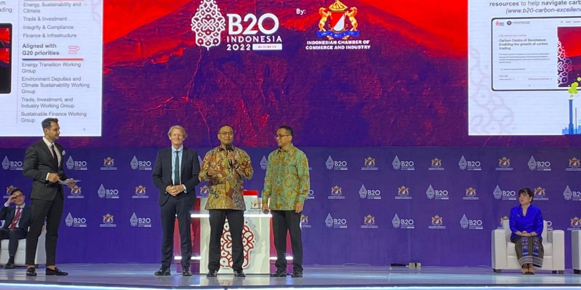 Paling kiri, Jon Moore (CEO BloombergNEF) , tengah, Agung Wicaksono, dan kanan, Dharma Djojonegoro (CEO Adaro Power, Deputy Chair B20 Taskforce Trade & Investment)