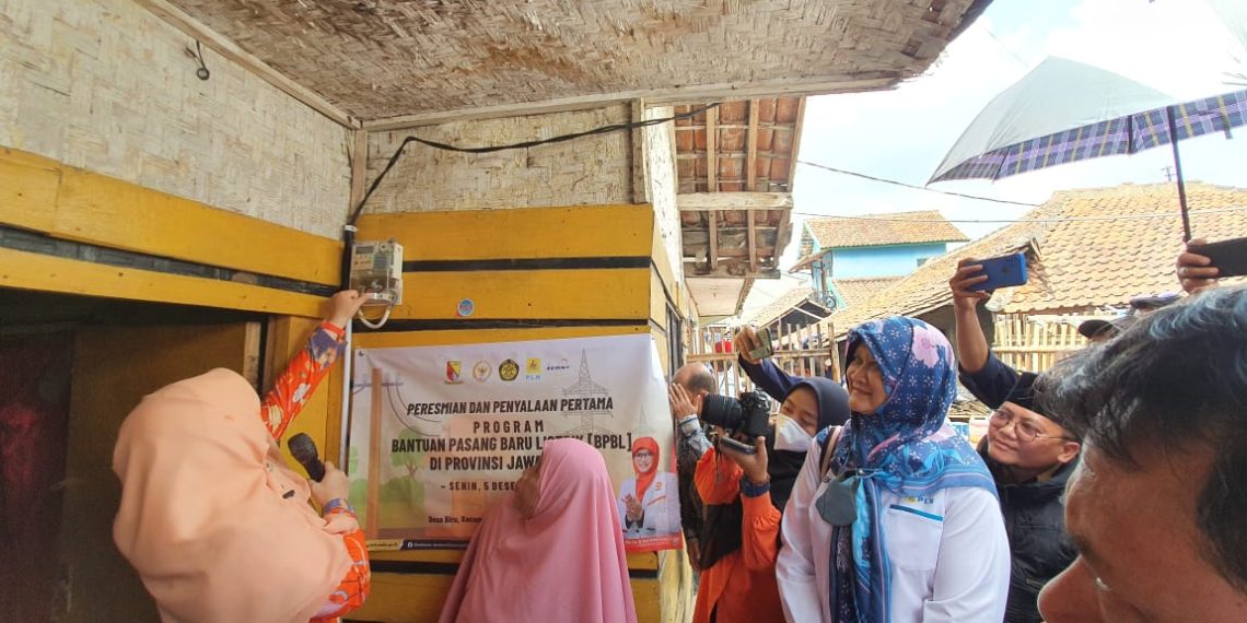 Haru di Desa Biru, Saat Program Bantuan Pasang Baru Listrik Diterima Warga Tidak Mampu