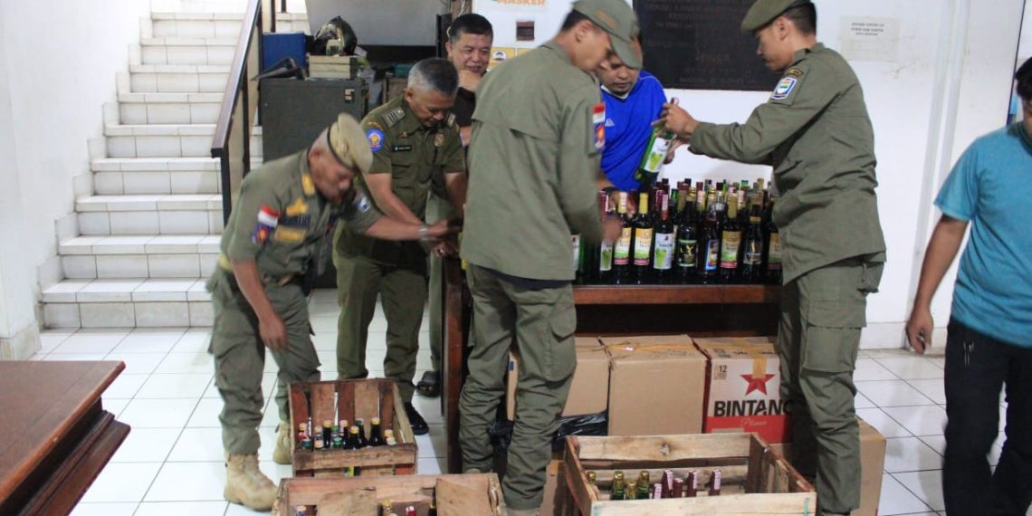 Jelang Nataru Kota Bandung, Satpol PP Amankan 608 Botol Minol
