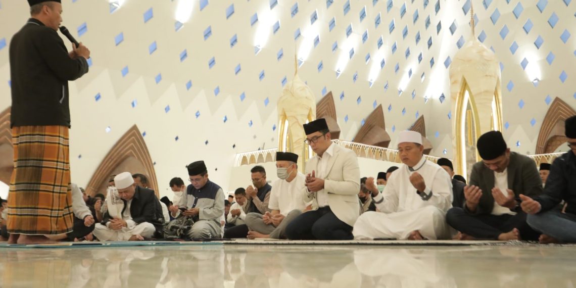Subuh Berjamaah Perdana di Masjid Raya Al Jabbar