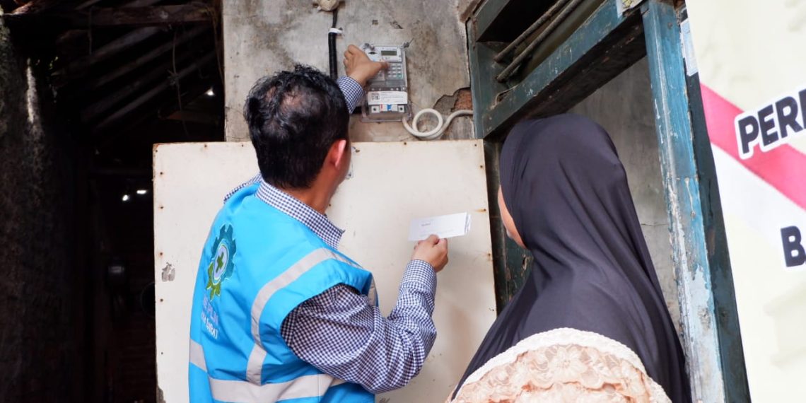 Bukti Negara Hadir, 136 Warga Kurang Mampu di Indramayu Dapat Listrik
