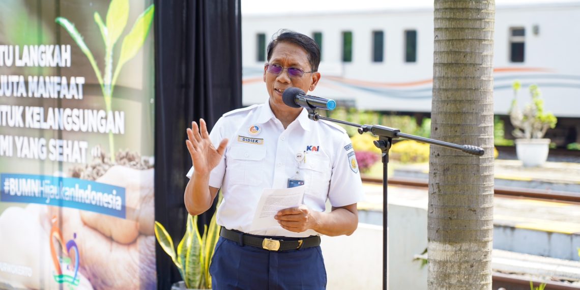 KAI Tanam Pohon dan Hijaukan Stasiun Serentak di Berbagai Daerah