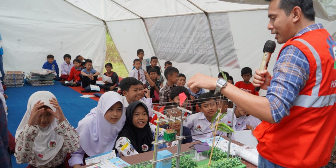 Pegawai PLN Mengajar di Sekolah Darurat Anak – Anak Penyintas Gempa Cianjur