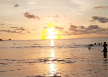 Pesona Sunset Pantai Santolo Garut