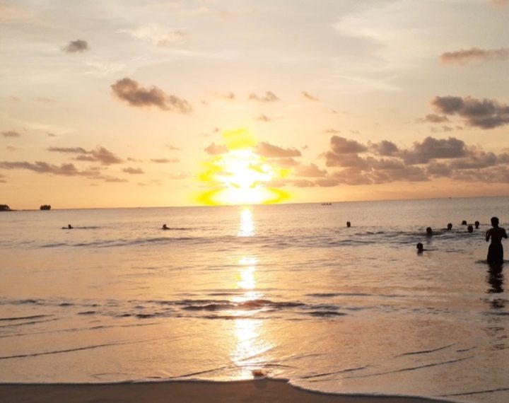 Pesona Sunset Pantai Santolo Garut