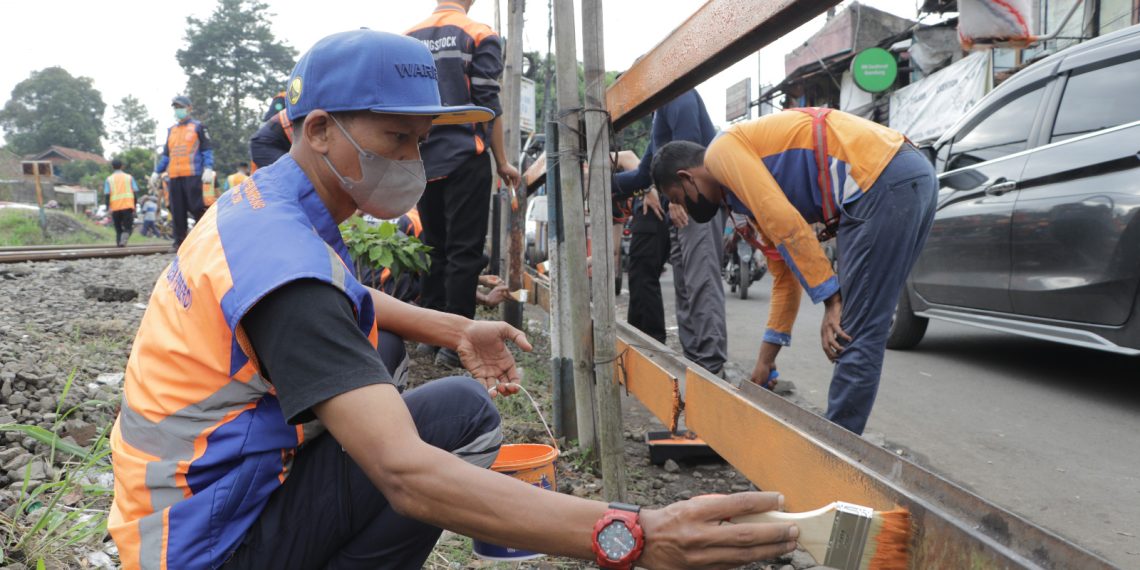PT KAI Daop 2 Bandung Lakukan Bersih-Bersih di Lintas Andir – Cimindi