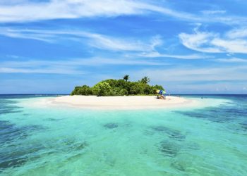 Tak Banyak Diketahui, Keindahan Pantai Karimun Jawa Bikin Mempesona