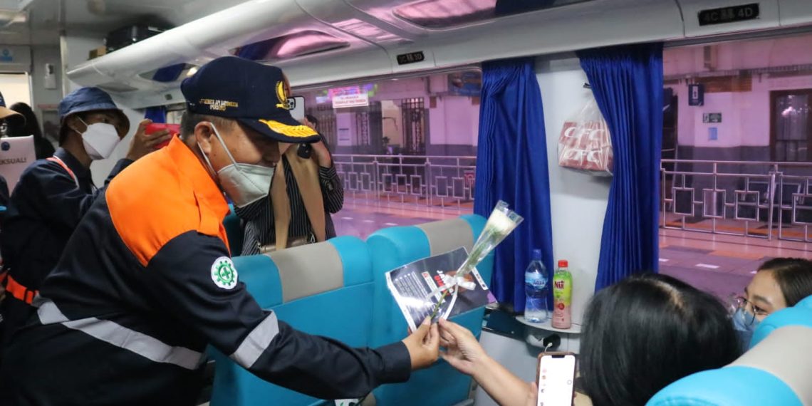 Momen Hari Valentine, KAI Bagikan Suvenir dan Adakan Event Lomba Foto