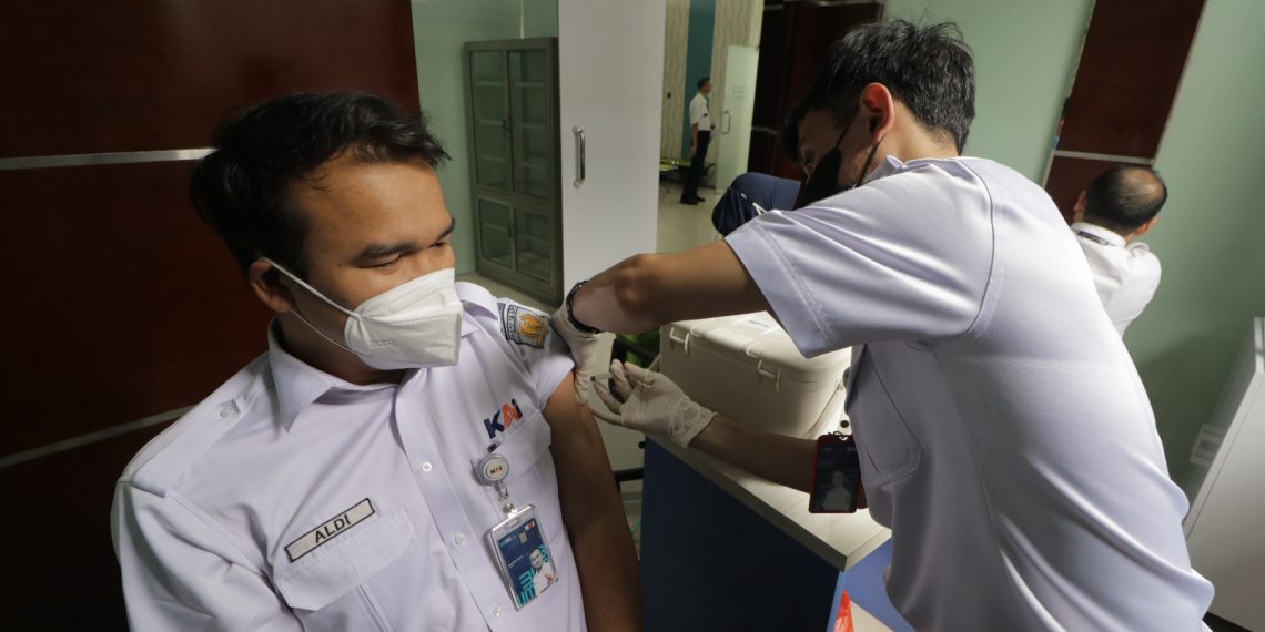 Pekerja KAI Daop 2 Bandung dan Pusat Dapatkan Vaksin Booster Ke-2