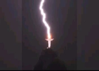 Lagi Viral, Kepala Patung  Raksasa Yesus Kristus di Brazil Tersambar Petir