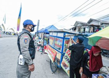 pemkot kota bandung sedang menertipkan pkl yang berjualan di masjid al jabbar