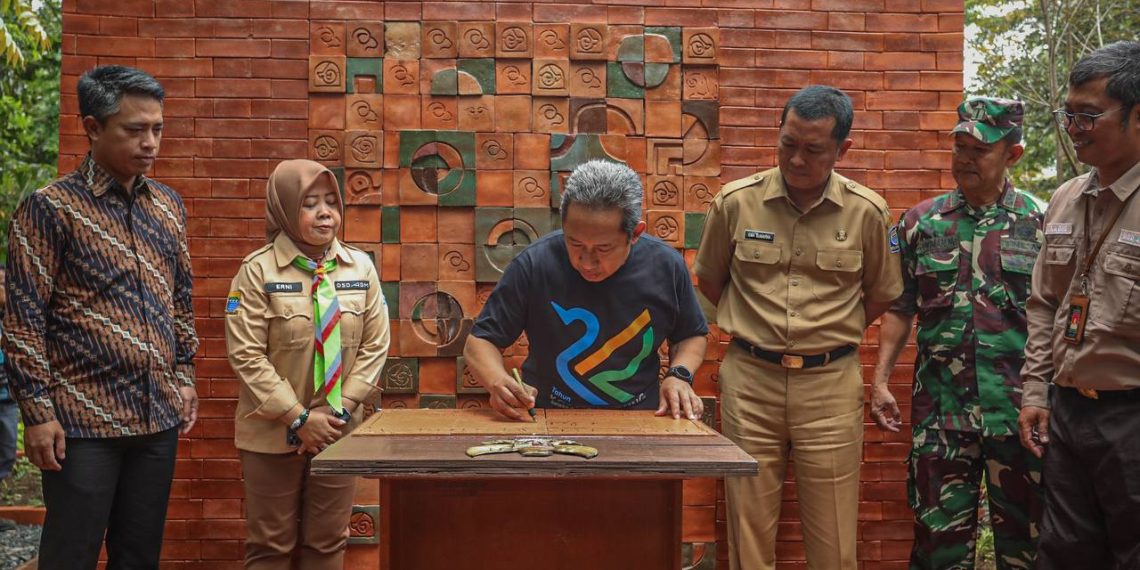 Wali Kota Bandung Resmikan Taman Edukasi Terakota Bandung