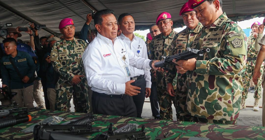 Menhan RI Menyerahkan Tiga Senjata Produk Pindad Pada Korps Marinir