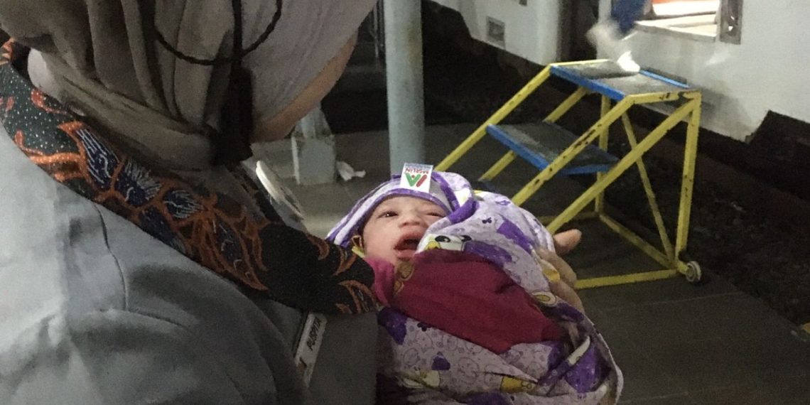 Petugas KAI, Bantu Proses Persalinan di Atas KA Kahuripan