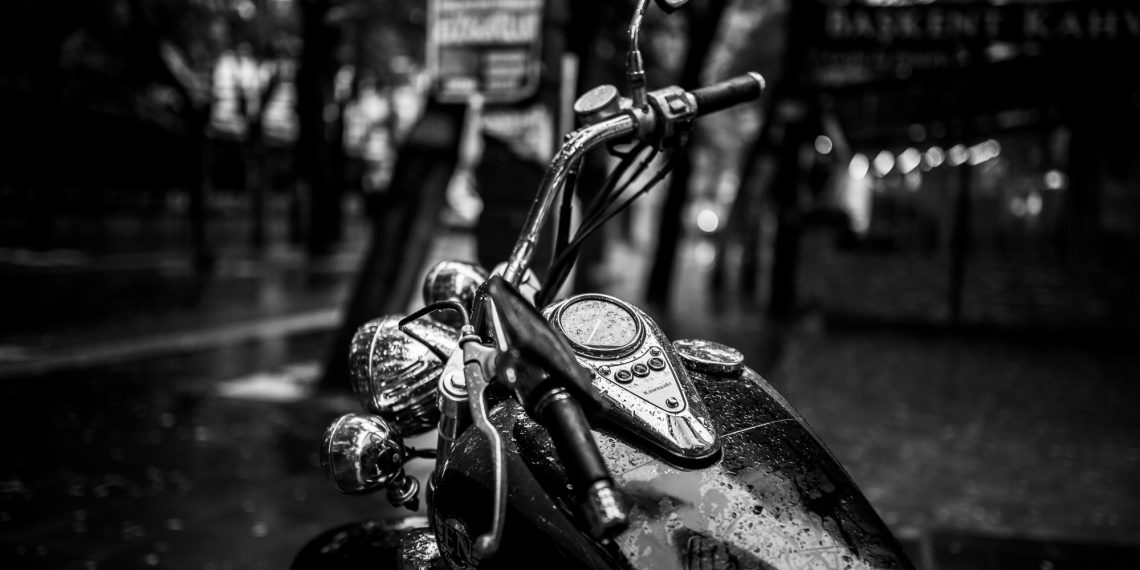Tips Aman Berkendara Motor Saat Hujan