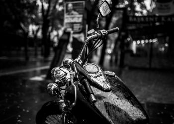 Tips Aman Berkendara Motor Saat Hujan
