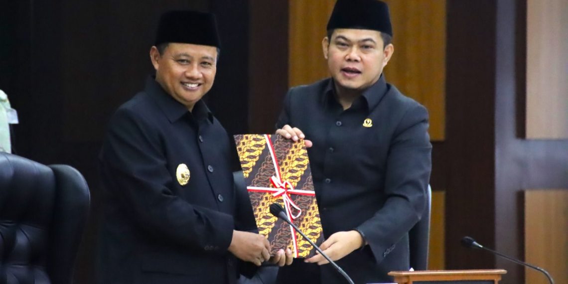 Wakil Gubernur Jabar H. Uu Ruzhanul Ulum, S.E (kiri) dan Wakil Ketua DPRD Jawa Barat H. Oleh Soleh, S.H (kanan).